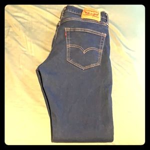 Women Levi Strauss Jeans "522" straight leg jeans.